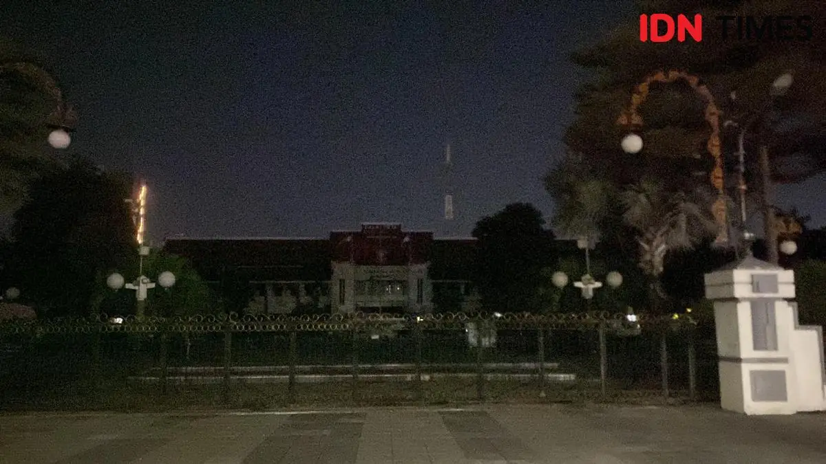 TNI Polri Patroli Besar, Lampu DPRD dan Balai Kota Surabaya Dipadamkan