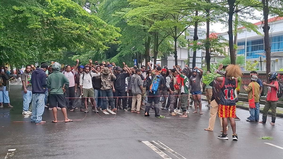 aksi-trikora-mahasiswa-papua-di-makassar-teriakkan-papua-merdeka