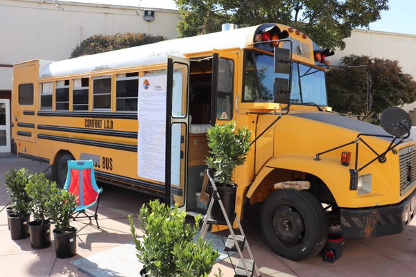 Keren, Gan! Wanita Pensiunan ini Sulap Bus Sekolah Jadi Tempat Tinggal