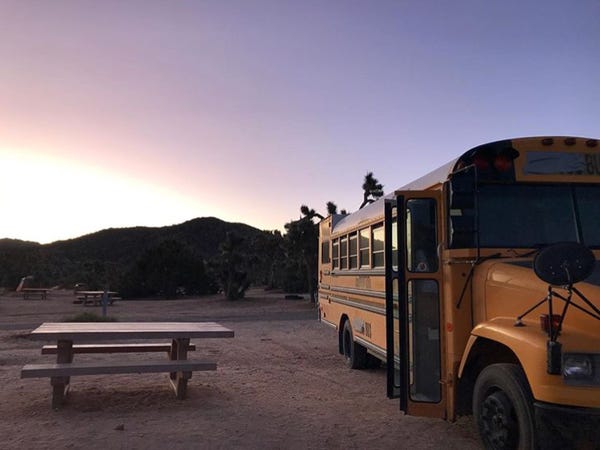 Keren, Gan! Wanita Pensiunan ini Sulap Bus Sekolah Jadi Tempat Tinggal