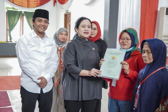 Bagikan Sertifikat Bersama Mbak Puan, Wamen ATR sebut Soekarno dan Jokowi PahlawanPer