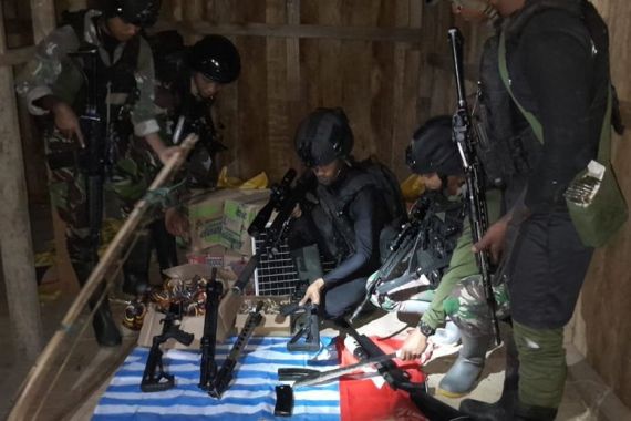 dua-senjata-modern-m4-dan-r15-milik-egianus-kogoya-disita-satgas-411-pandawa