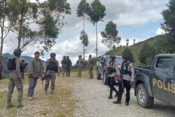 antisipasi-gangguan-kkb-polres-lanny-jaya-lakukan-patroli-bersenjata-lengkap