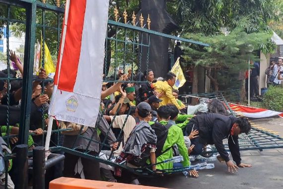 Massa Mahasiswa Meradang Berteriak: Turunkan Jokowi, Hancurkan Raja Jawa