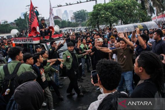 Berakhir Ricuh, Demonstran Tuntut Penangkapan Fadli Zon dan Batalkan Buku Sejarah