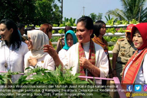 bu-iriana-jokowi-ternyata-pernah-ke-desa-kohod