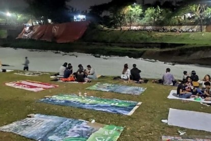 Warga Jakarta Nikmati Pemandangan Limbah Deterjen Mirip Salju di Banjir Kanal Timur