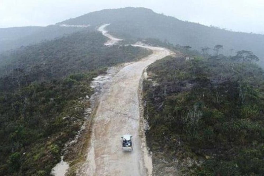 Kabar Terbaru Proyek Jalan Trans Papua Warisan Jokowi ke Prabowo 