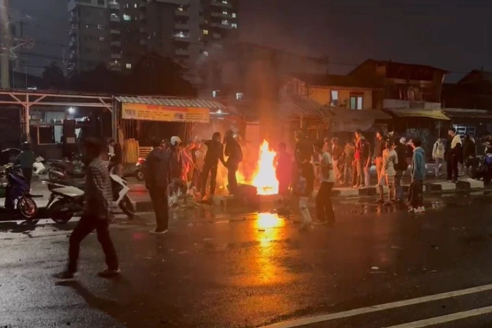 Mobil Tabrak Pemotor di Tengah Demo Tanah Abang, Massa Ngamuk Teriak Bantai-bantai!