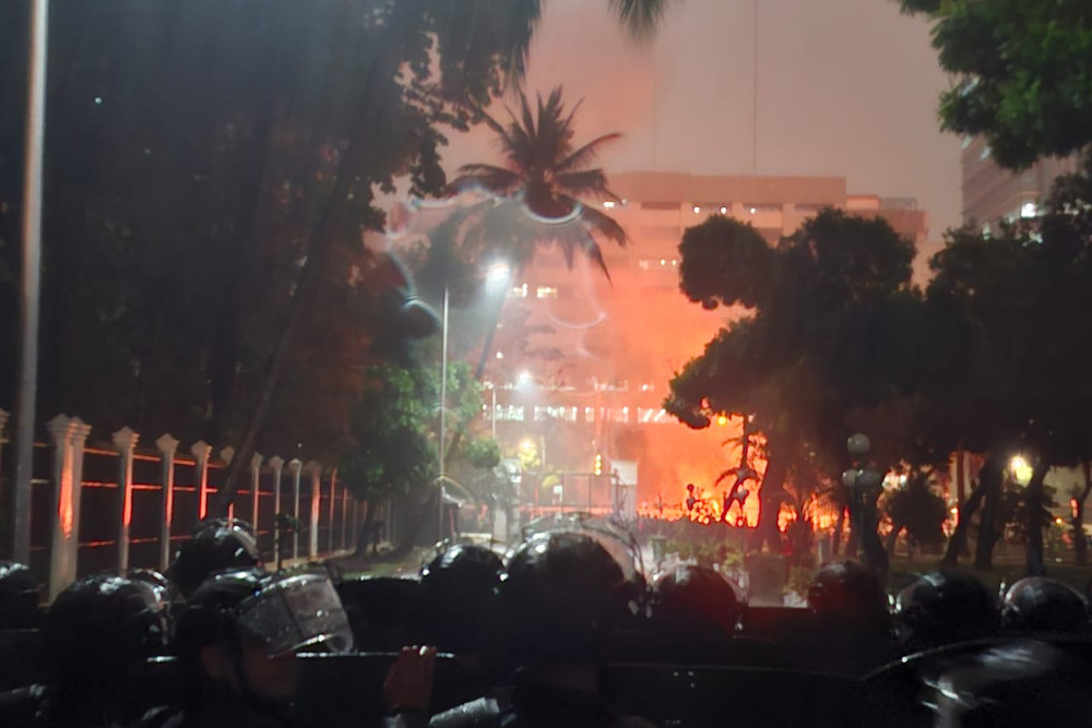 Senayan Makin Panas! Api Besar Berkobar di Sekitar Gedung DPR 