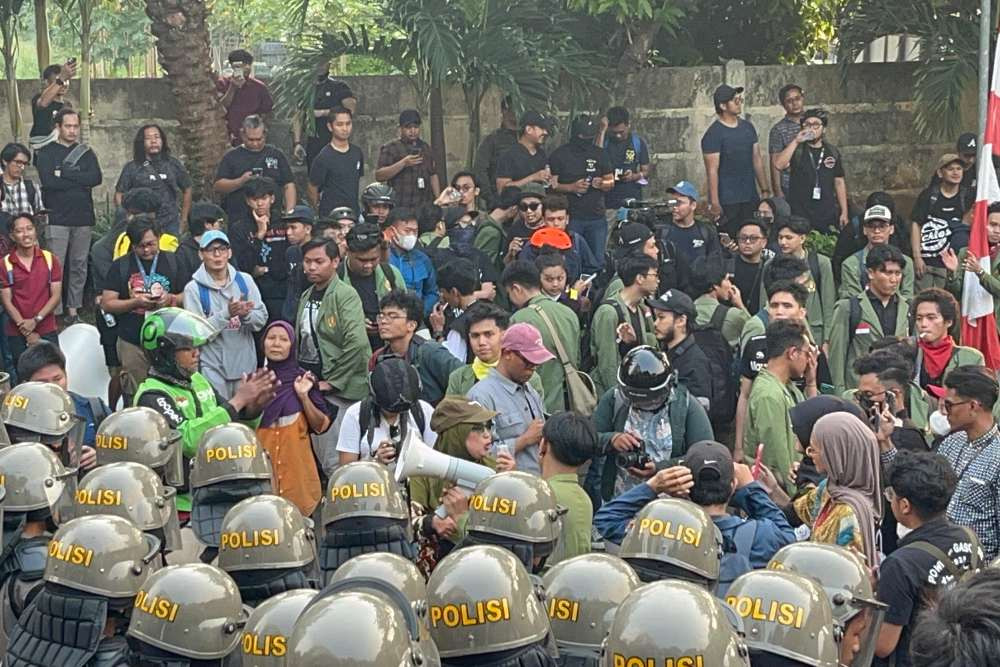 Demo di Kantor DPRD Kabupaten Cirebon Ricuh, Massa Rusak Gedung dan Pos
