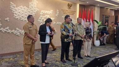 Tak Ada Mensos Risma saat Airlangga-Sri Mulyani Cs Umumkan BLT Rp200.000
