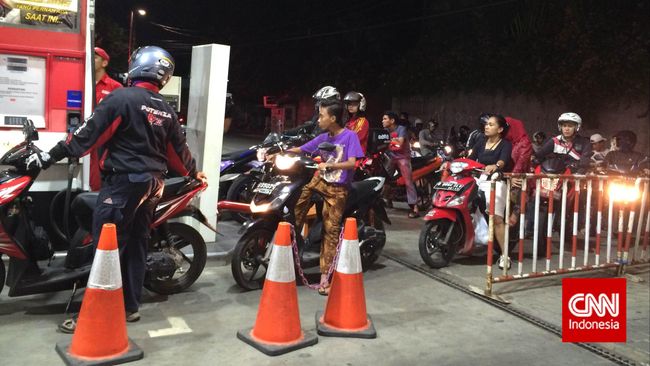 Salahkah Jokowi Naikkan BBM? Salahkan Rezim SBY yg Dulu Boros & Salah Urus Negara ini