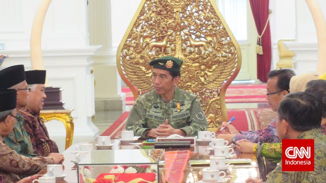 Kali ini entah opo kareppe! Jokowi Berseragam Militer Temui Tamunya