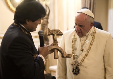'Salib Palu Arit', Hadiah Evo Morales untuk Paus Fransiskus