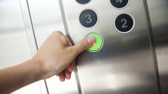 Lift di Gedung Arkadia Jatuh
