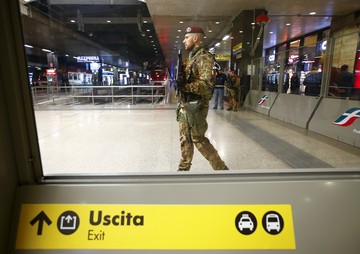 &#91;Tebak Agamanya&#93; Ada Pria Bersenjata, Penumpang di Stasiun Roma Dievakuasi