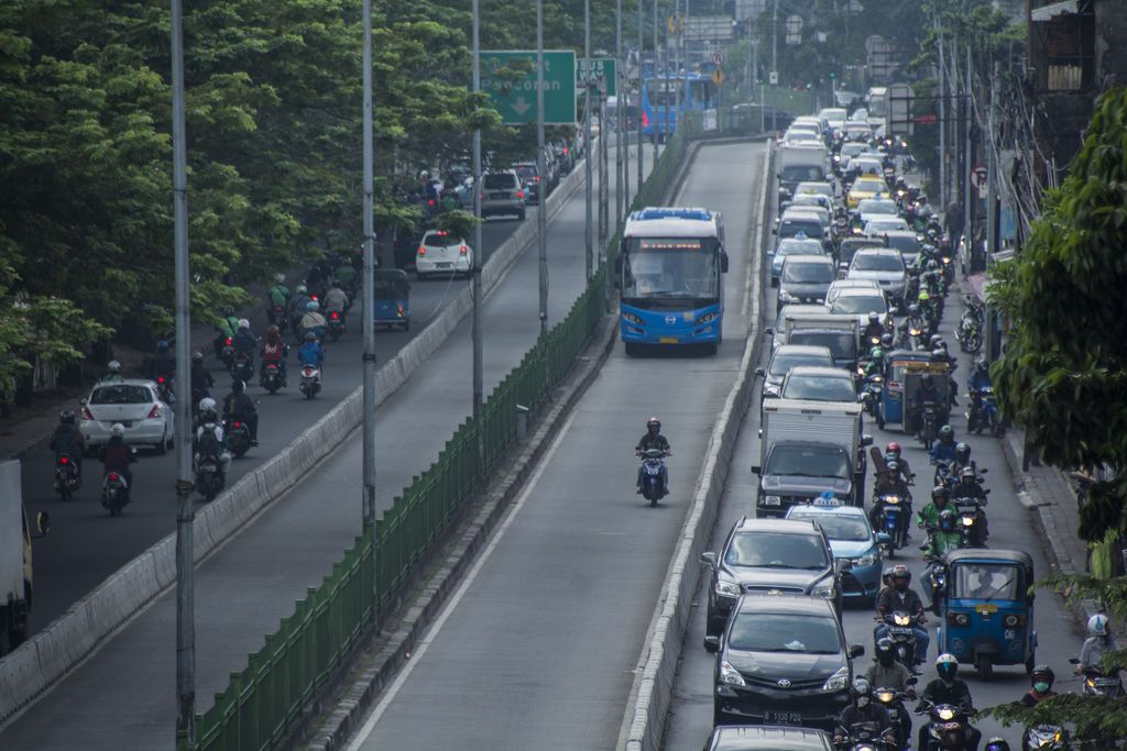 Tegur Penerobos Busway, Penjaga Portal TransJakarta Dikeroyok