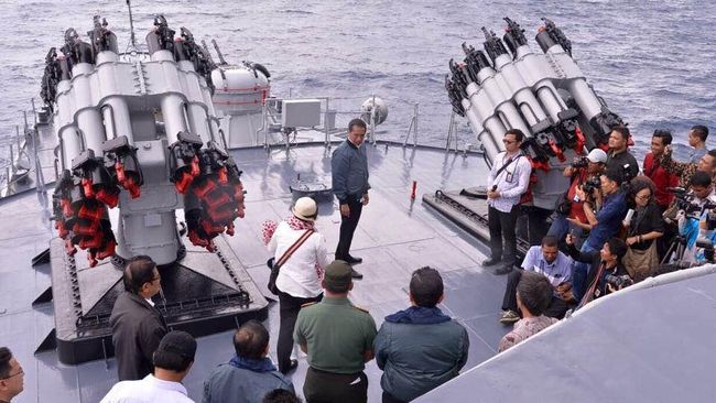 Jokowi Diminta Tak Pakai Kapal Perang Hadapi Masalah Ikan