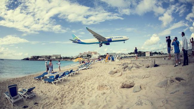 Wisatawan Pantai Maho Tewas Terhempas Pesawat