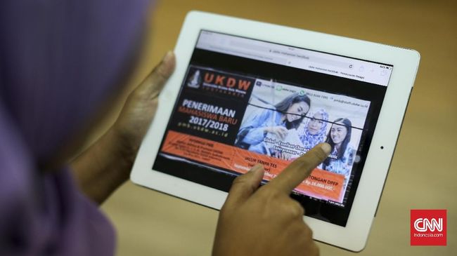 FUI Yogyakarta Sisir Baliho Mahasiswi Berjilbab Kampus Lain
