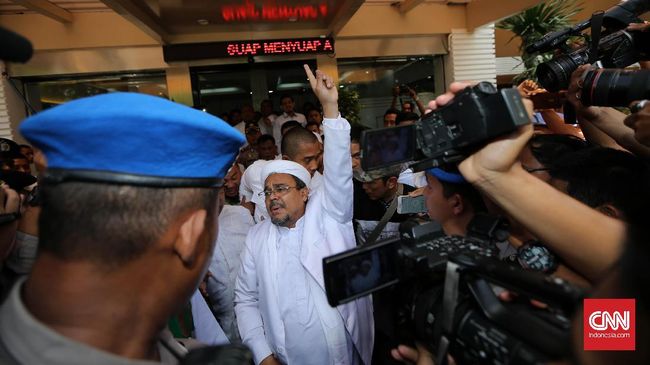 Rizieq Shihab Acungkan 'Tiga Jari' untuk Anies-Sandi