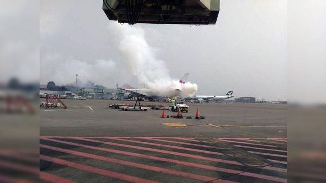 Pesawat China Airlnes Keluarkan Asap Saat Take Off di Soeta