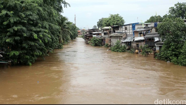 Pemotor Hanyut Tergulung Arus Banjir di Bandung
