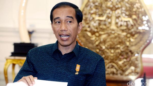 Sambil Berbatik Jokowi Tendang Bola Tanda Kick Off Piala Kemerdekaan