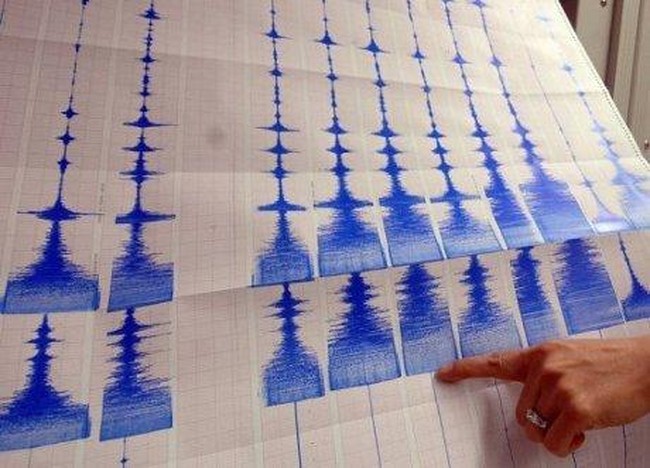 Warga Kota Malang Berhamburan Keluar Saat Gempa 6,3 SR