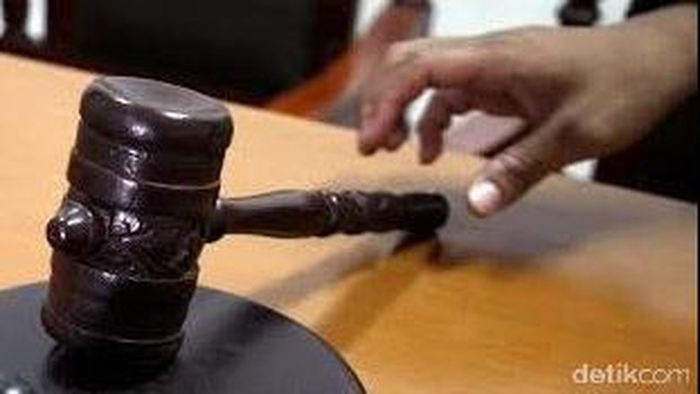 Bawa Celurit, Wawan Pukul Kepala Istrinya dengan Palu Hakim di Ruang Sidang