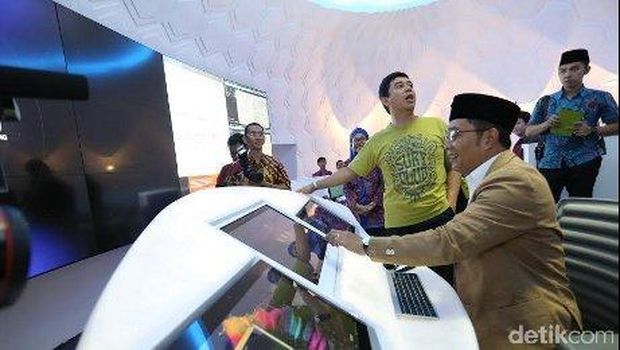Ridwan Kamil dan Bandung Command Center ala Star Trek (KEREN ABIS!!)