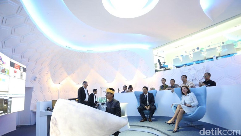 Ridwan Kamil dan Bandung Command Center ala Star Trek (KEREN ABIS!!)