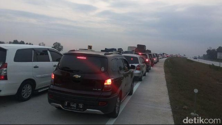 butuh 1,5 jam menembus kemacetan cipali