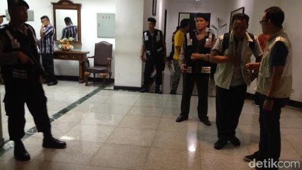 Dikawal Polisi Bersenjata, KPK Geledah Kantor Gubernur Sumut Tengah Malam