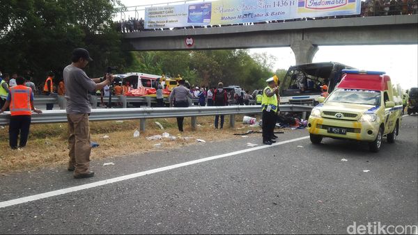 &#91;nyari tumbal terus&#93;kecelakaan Maut di Tol Palikanci, 11 Orang Tewas