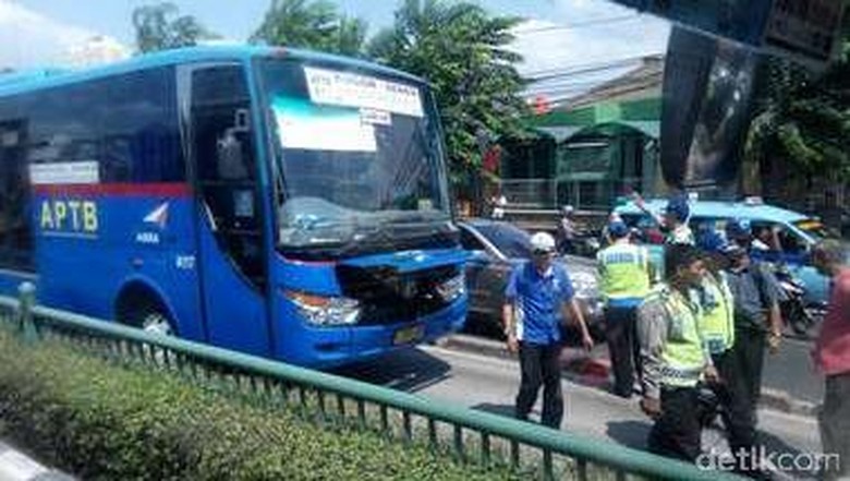 Bus APTB Tabrak Anak Kecil yang Menyeberang Busway di Otista