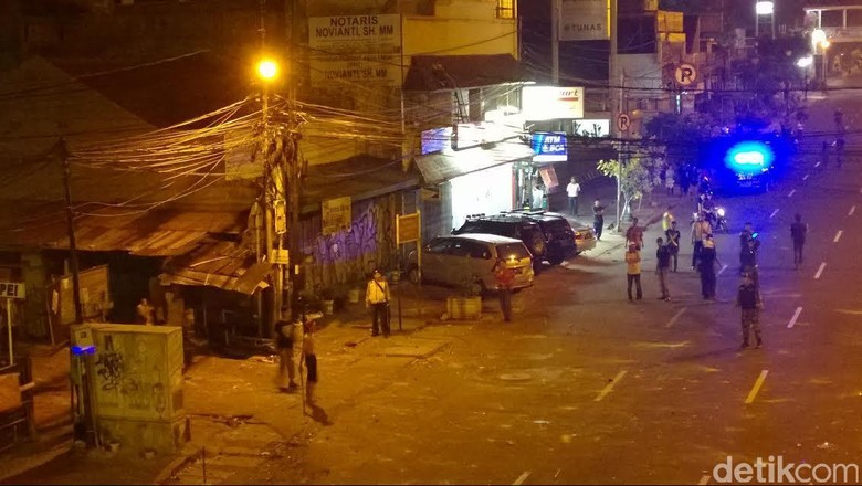 Tawuran di Berlan Memanas Lagi, Ratusan Warga Berhadapan dengan Senjata Tajam