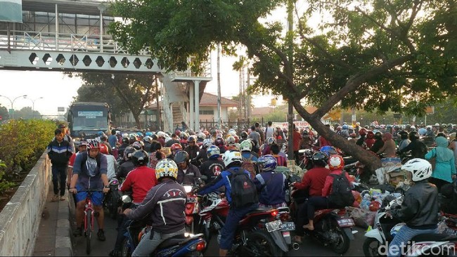 Pemotor Lawan Arus Berkuasa di Dekat Stasiun Pasar Minggu, Macet Menghadang