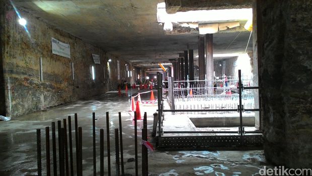 Melihat dari Dekat Pembangunan Stasiun Bawah Tanah MRT di Senayan