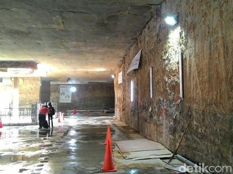Melihat dari Dekat Pembangunan Stasiun Bawah Tanah MRT di Senayan