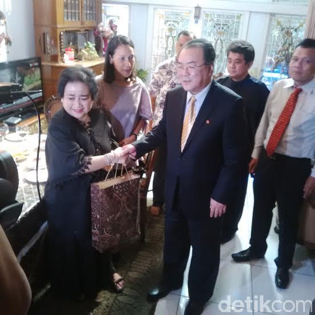 Rachmawati Menangis Ketika Dubes Korut Pamit Pulang ke Negaranya