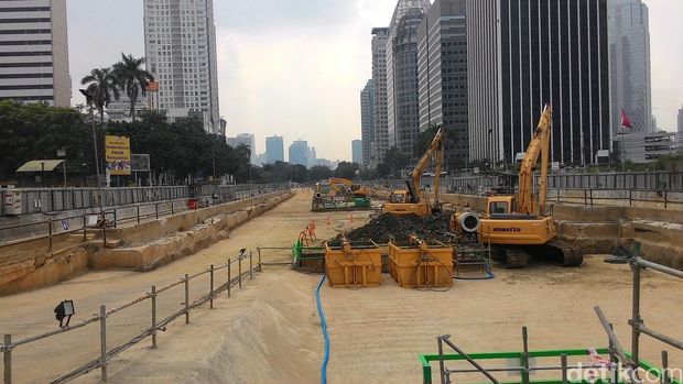 Melihat dari Dekat Pembangunan Stasiun Bawah Tanah MRT di Senayan