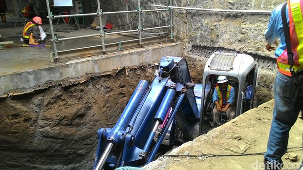 Melihat dari Dekat Pembangunan Stasiun Bawah Tanah MRT di Senayan