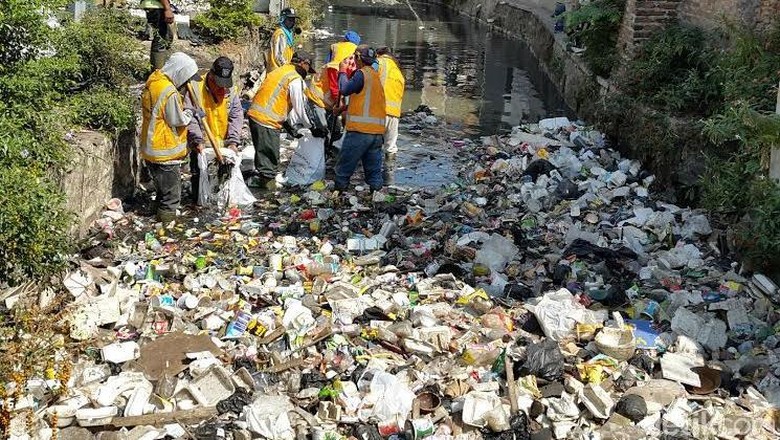 Ih... Jorok! Sungai di Bandung Jadi Lautan Sampah