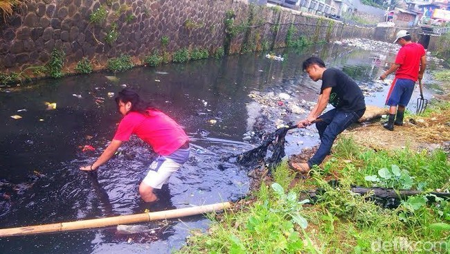 Buang Sampah di Sungai Bandung, Siap-siap Fotonya Dipajang di Spanduk