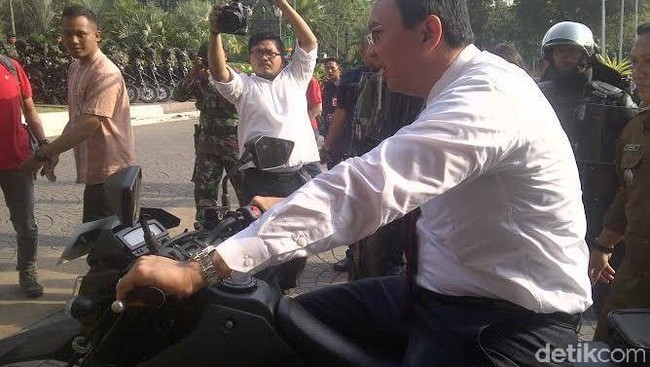 Ahok Coba Tunggangi Kawasaki D-Tracker 250 yang Dihibahkan untuk Kodam Jaya