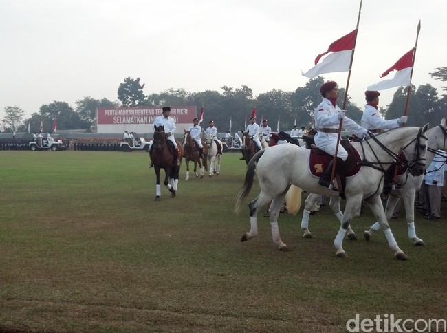 Tujuh Kuda Prabowo dan Jeep Rubicon Elite KMP dalam Upacara di Lapangan Polo
