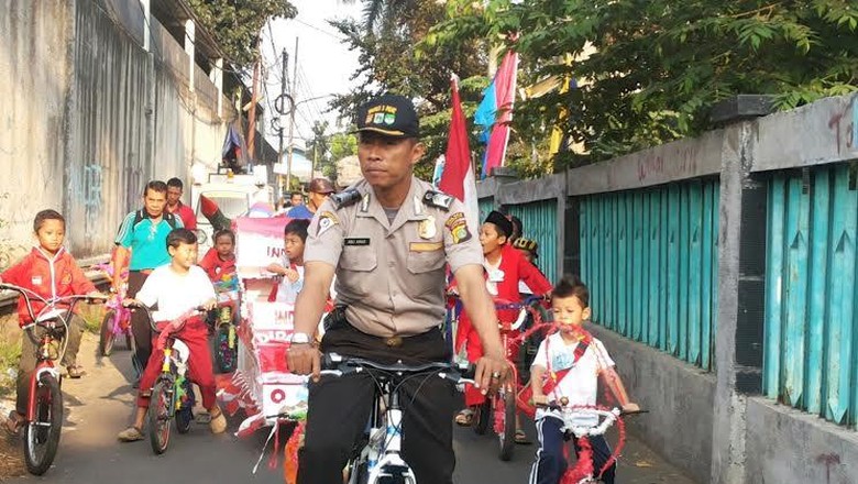 Contoh Nih! Iring-iringan Sepeda Anak-anak ini Berhenti Saat Lampu Merah
