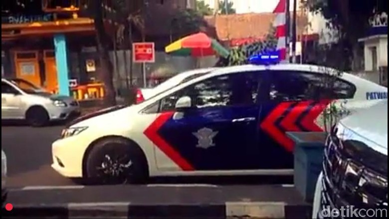 Mobil Patwal Polisi Kawal Mobil Pengantin Lawan Arah